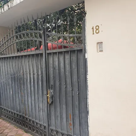Hostel 18 Τίρανα